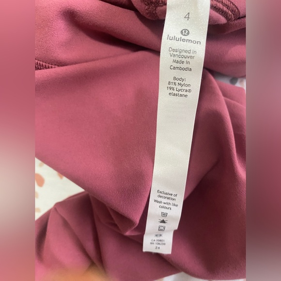 Lululemon leggings in perfect condition, worn few time. Condition like new - Picture 4 of 5